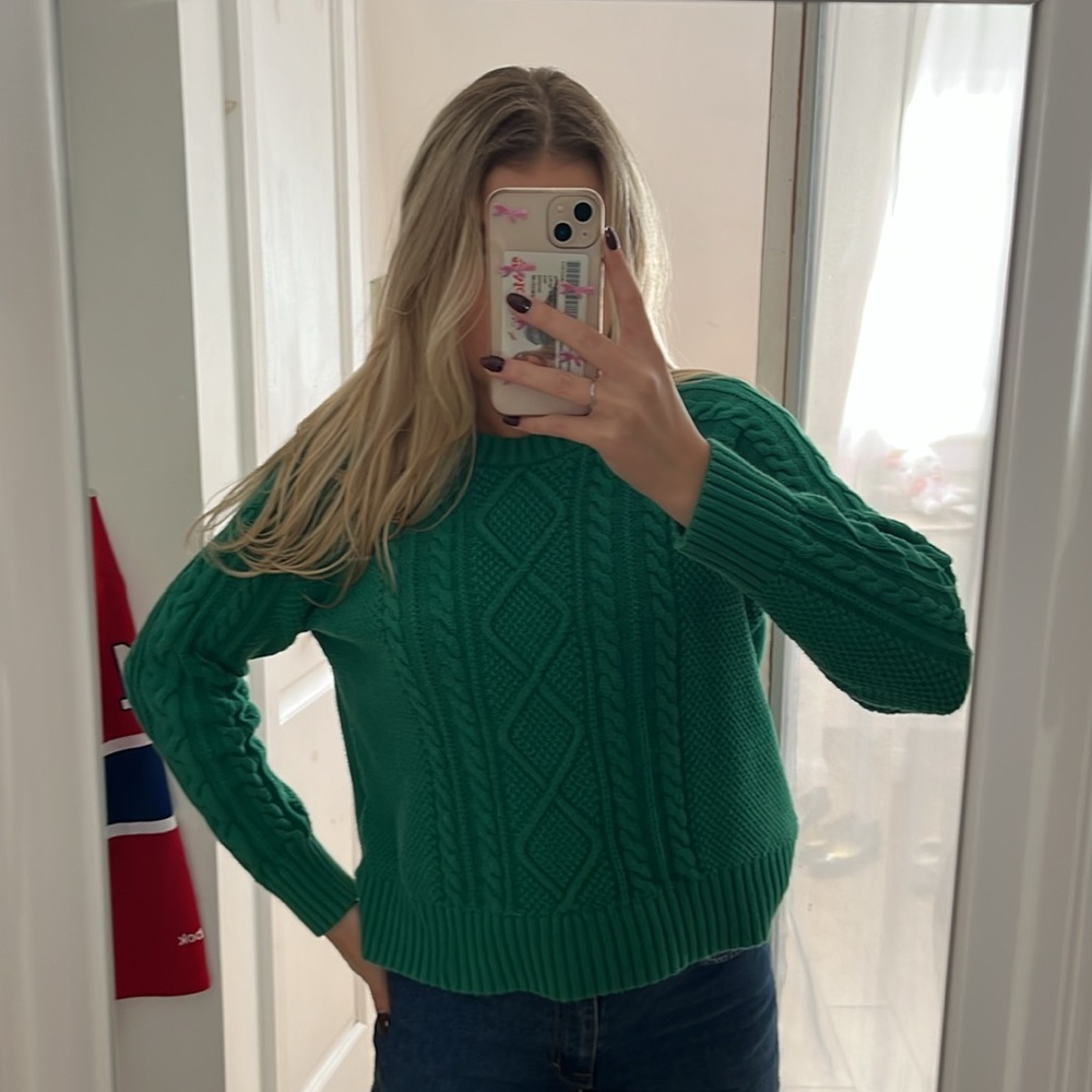 GAP cable-knit green sweater size XS.